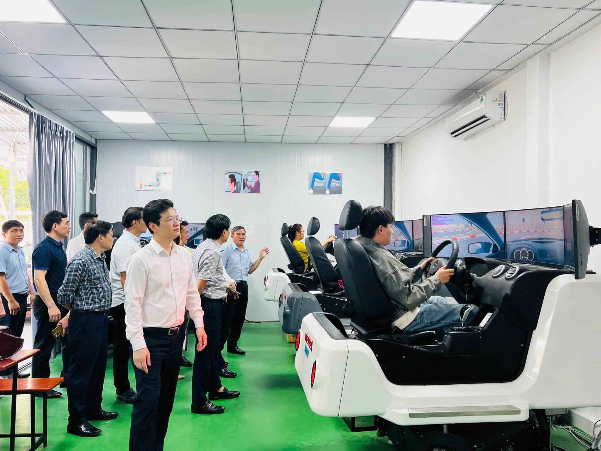 ĐOÀN LÃNH ĐẠO UBND HUYỆN HƯƠNG SƠN THĂM VÀ LÀM VIỆC TẠI TRƯỜNG TRUNG CẤP NGHỀ NGHIỆP VỤ BÌNH DƯƠNG 1 z6408526253573 30f3160f05b0ba7a5136b1e8ed759e6f scaled