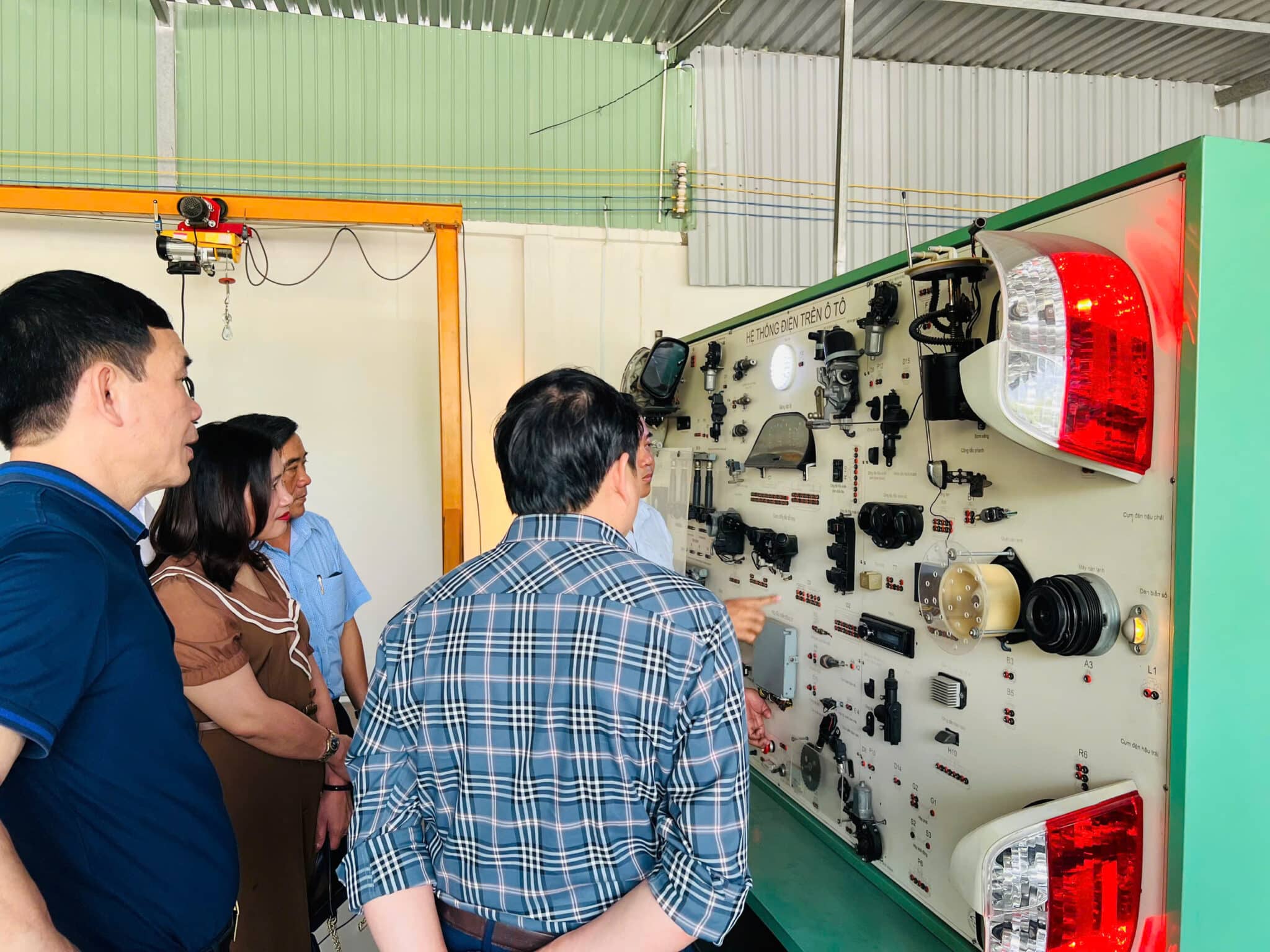 ĐOÀN LÃNH ĐẠO UBND HUYỆN HƯƠNG SƠN THĂM VÀ LÀM VIỆC TẠI TRƯỜNG TRUNG CẤP NGHỀ NGHIỆP VỤ BÌNH DƯƠNG 2 z6408526273305 72c8fb6f5ce0a45b1890544f6b281063 scaled
