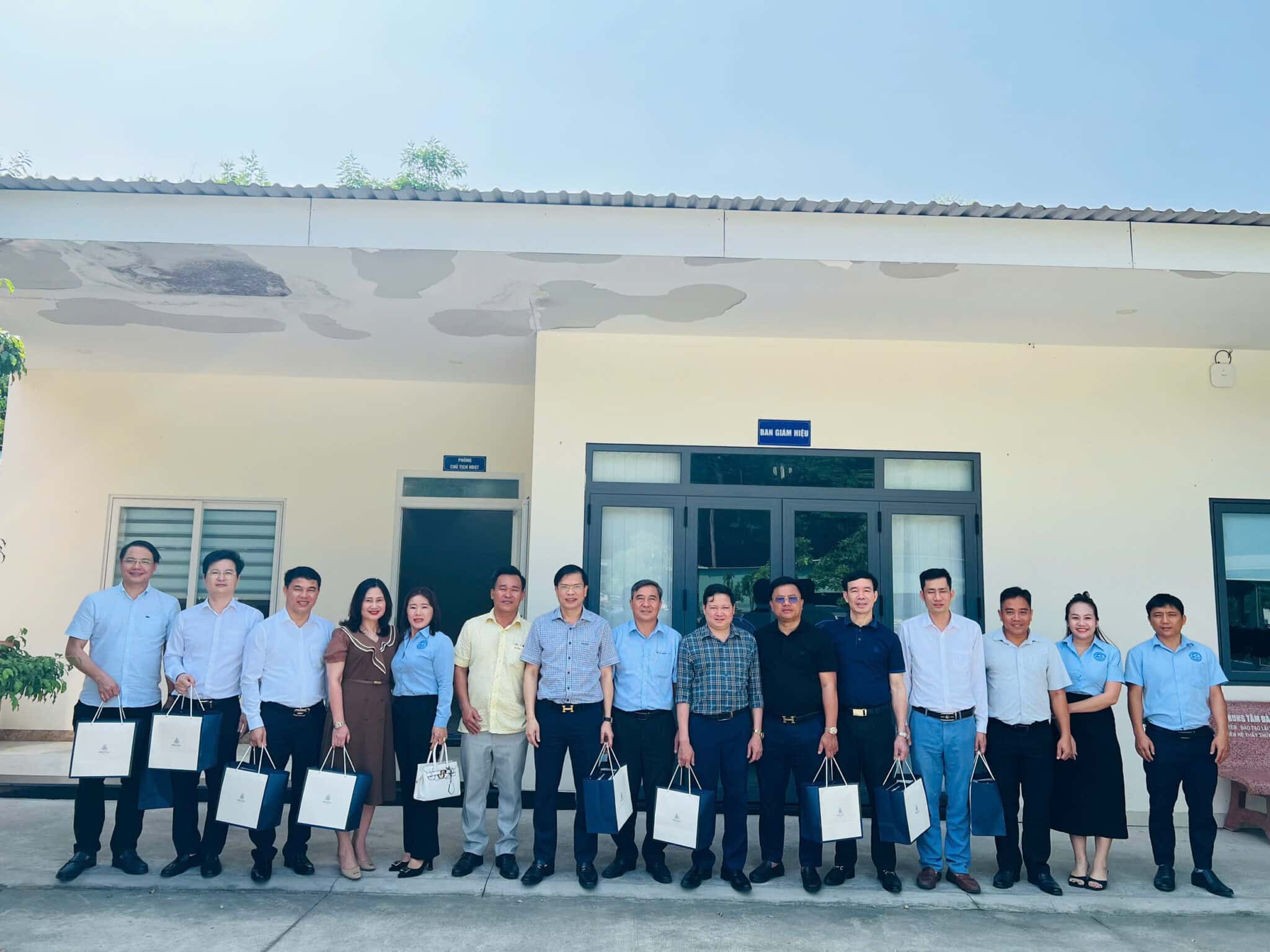 ĐOÀN LÃNH ĐẠO UBND HUYỆN HƯƠNG SƠN THĂM VÀ LÀM VIỆC TẠI TRƯỜNG TRUNG CẤP NGHỀ NGHIỆP VỤ BÌNH DƯƠNG 4 z6408526350739 11663e6e492862f7049ed265af470a82 scaled