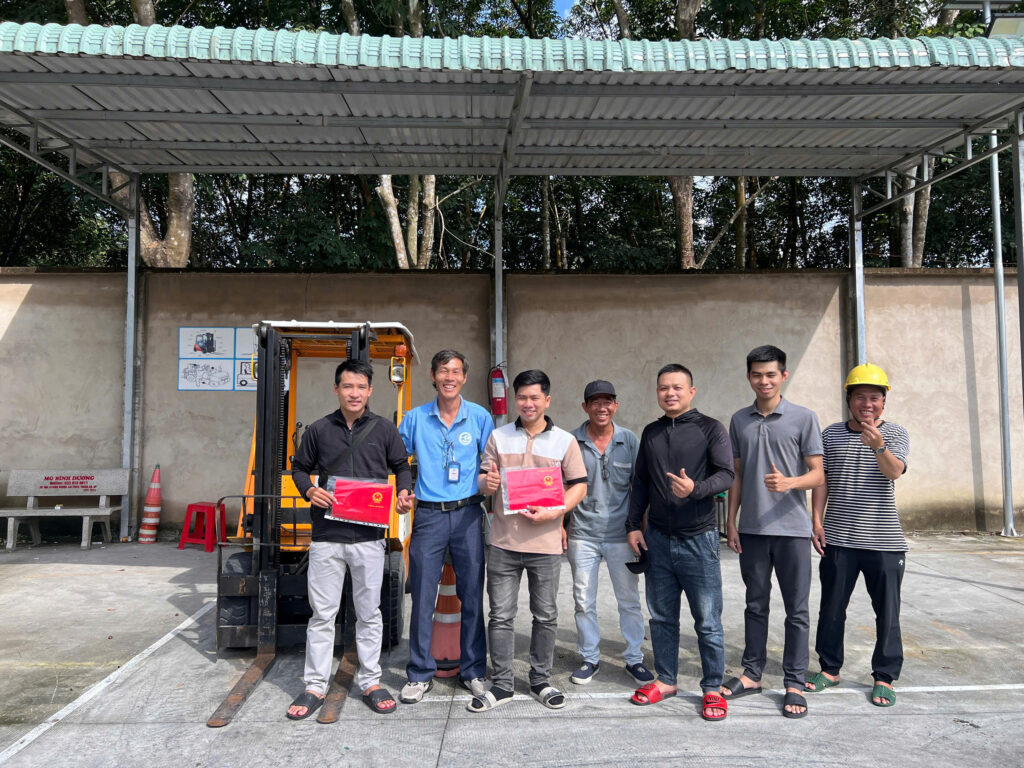 Học lái xe nâng tại Bình Dương - Chứng chỉ đã được trao đến các bạn học viên 2 z7079594795069 92d93e7322aacbba385d6f1e095b3124
