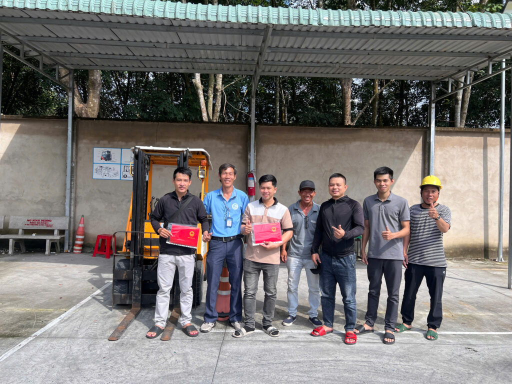 Học lái xe nâng tại Bình Dương - Chứng chỉ đã được trao đến các bạn học viên 3 z7079594808833 81117d66137659733cc0b70e90d14912